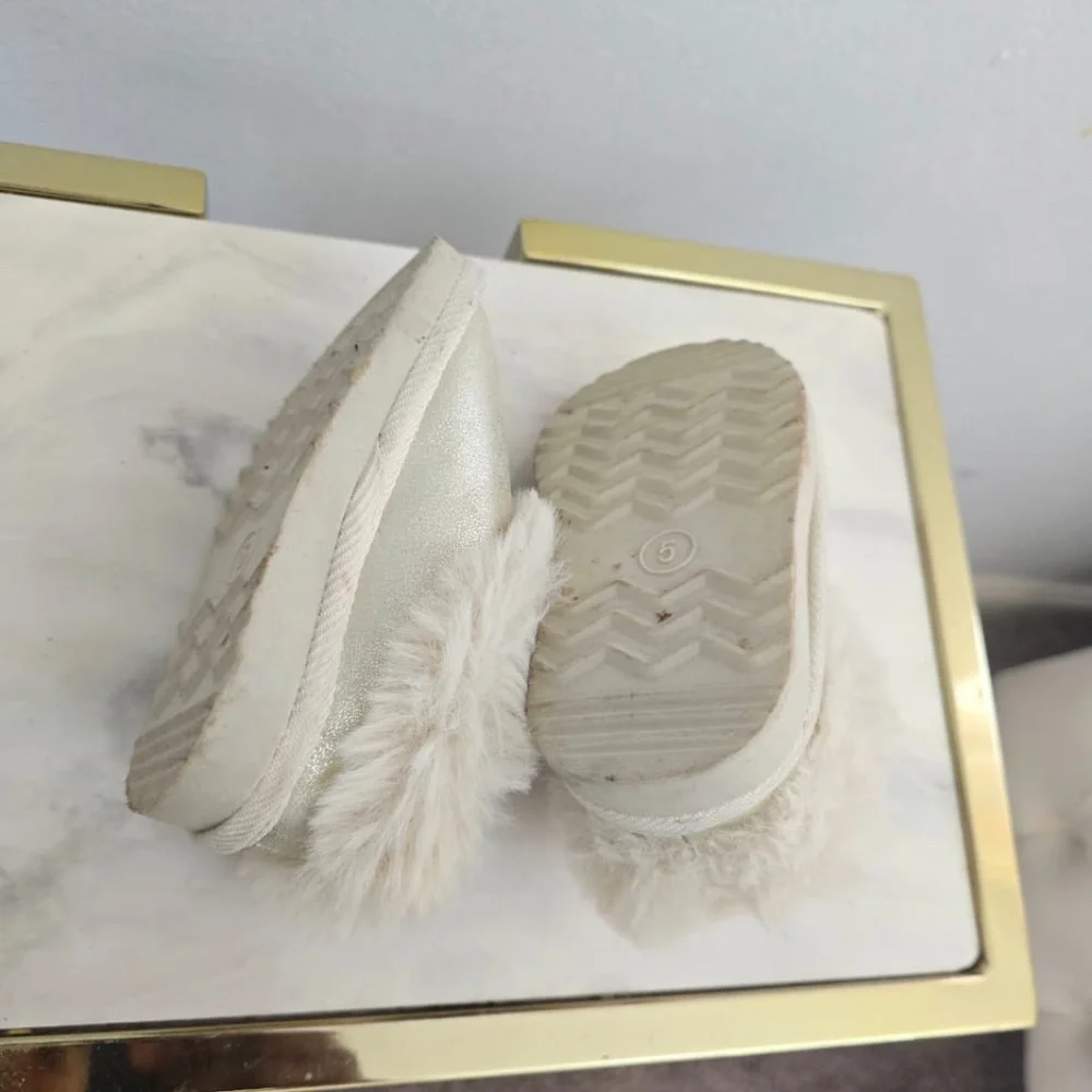 Adorable White Baby Shoes with Fluffy Trim Size 5.